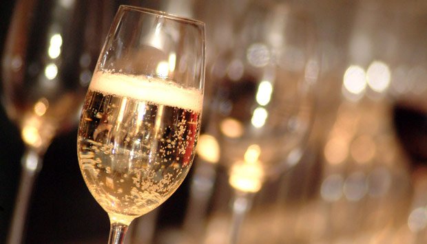 glass-of-sparkling-wine-valvona-crolla-vincaffe